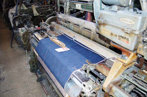▲ 천연염색 청바지 '라포야'의 원단을 생산하고 있는 일본의 공장