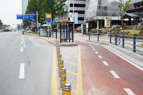▲ 대전시는 자전거를 이용하는 시민들의 안전을 위해 버스정류장마다 우회도로를 개설 했다.