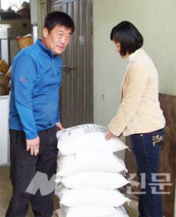 장관수씨가 쌀을 전달하고 있다.