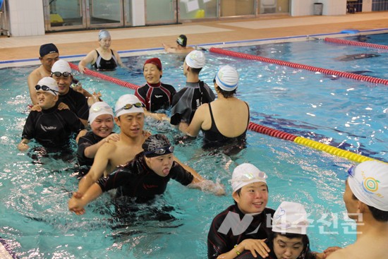 ▲ 지난 12일 나주수영동호회 회원들이 성산원 아이들의 수중 적응 활동 도우미 역할을 하고 있다.