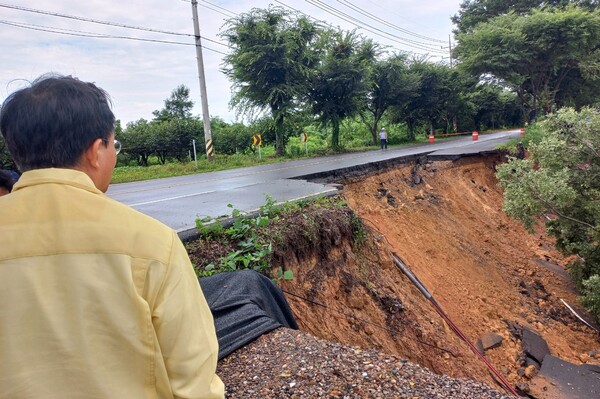 영산포에서 세지면으로 가는 부덕동 인근 국도 23호선이 붕괴되어 도로가 통제되고 있다