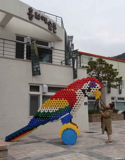 홍티예술촌입구 : 앵무새(2018년 11월)