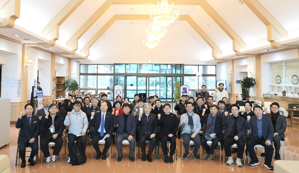 한국에너지공대는 김동철 이사장과 함께 1월 24일 한국에너지공대 테슬라커뮤니티 센터에서 대학의 비전 및 연구방향과 에너지 분야 발전을 위한 협력방안 등에 대해 의견을 청취하는 간담회를 개최했다.