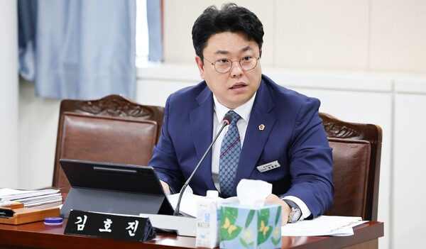▲ 김호진 의원이 지난 1월 25일 제377회 임시회 여성가족정책관실 업무보고에서 질의를 하고 있다.