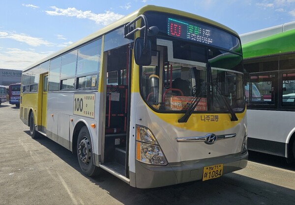 나주시가 노선 개편 안정화를 위해 2024년 ‘대중교통 이용 및 점검의 날’을 운영한다. 사진은 나주 시내버스.