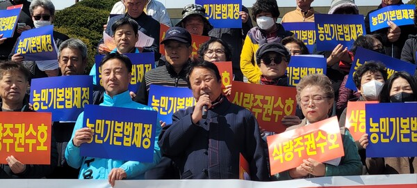 나주농민화 박진현 회장이 농정요구안 취지를 설명하고 있다.