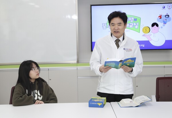 김대중 교육감이 20일 해남 화원초등학교에서 ‘대중쌤의 꿈 수당 경제 교실’을 주제로 특별 수업을 진행하고 있다. 
