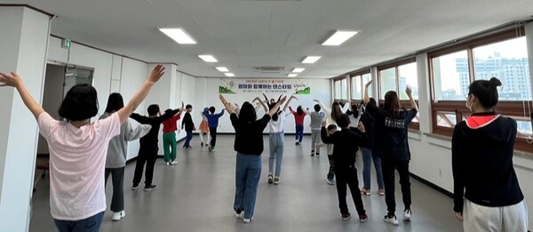 사진설명)나주시 드림센터가 성장기 아이들의 건강을 위해 엄마와 함께하는 댄스 타임 프로그램을 운영한다.(사진제공-나주시)