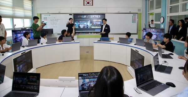 [사진설명]김대중 교육감이 지난 7월 9일 화순오성초 2030 미네르바 교실에서 남극장보고과학기지, 2030수업교사와 공동수업을 하고 있다.  